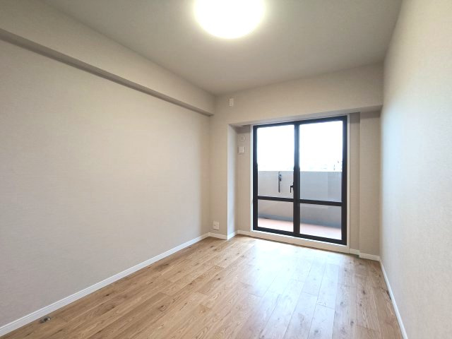 【洋室約6.0帖】　どのお部屋にも窓があり、明るく過ごしやすい空間となっています。