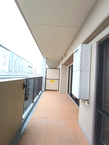 【バルコニー】　南に向いた奥行きたっぷりの広いバルコニー。洗濯物やお布団などをたくさん干していただけます。