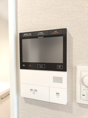 【TVモニター付きインターフォン】　訪問者の顔を見ることができるので、安心してドアを開けられます。
