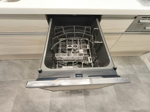 【食洗器】　手肌に優しく、家事の時短にもなる食洗機を完備。