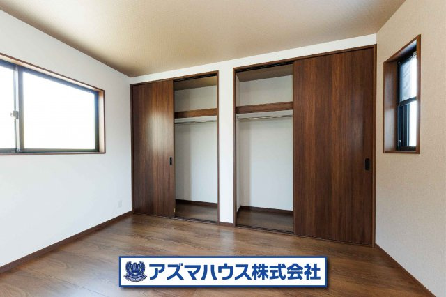 7.2帖の主寝室！引き戸タイプのWクローゼット付きで、ご夫婦それぞれの収納を確保しています。　