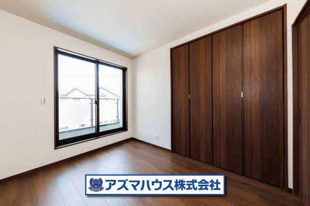 室内の温かさを保ち、夏は涼しく冬は結露しにくい、全居室Low-E複層ガラス仕様です。　