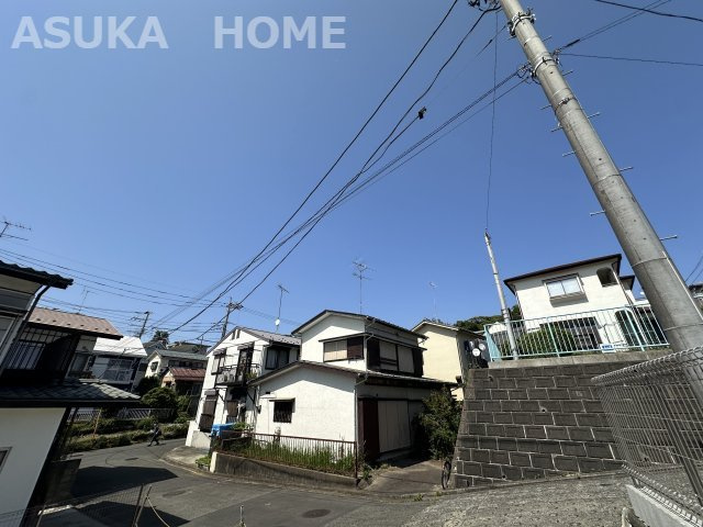 広い前面道路の先には大きな建物が無いので見通しも良く。春には自宅から近隣に咲く桜を望めます。