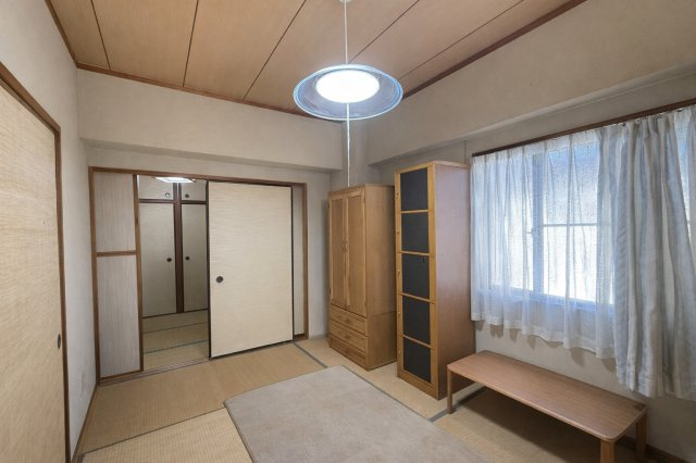 落ち着いた雰囲気の和室は、畳の温かみを感じられるくつろぎ空間。隣室とのつながりもあり、用途に応じて広く使うことも可能。来客用や寝室としても活用できる柔軟性のある間取り。ゆったりと過ごせますね。