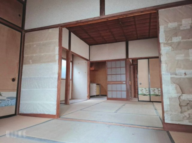 間仕切りを開放して子供の遊び場にしたり、間仕切りをして来客時の客間にしたり多目的にお使いいただけます