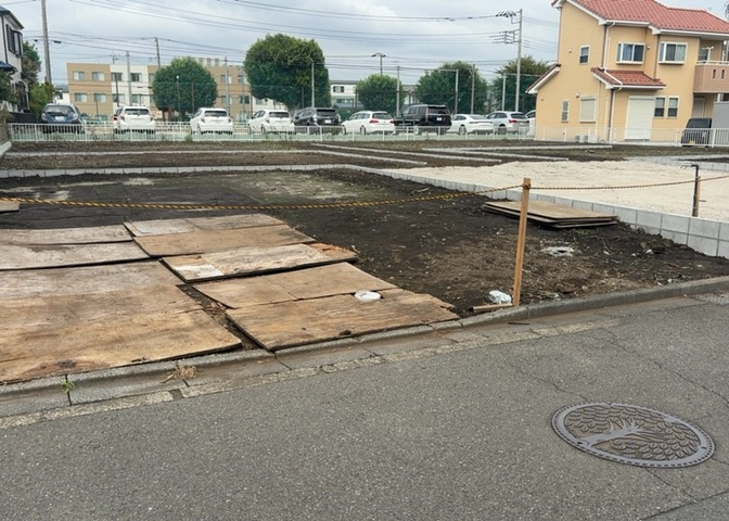 土地の面積＝住宅面積ではありません。建ぺい率の問題などで、土地のある場所によって住宅を建てられる面積は限られています。高さもしかり、「土地」という言葉の中には、建築条件も含まれると考えておきましょう。