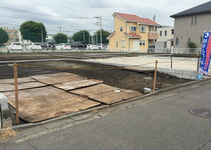 家を建てる場合、方位は要チェックです。現実的に日当たりのよい家ならばリビングは南側、建築基準法でも北側に当たる家への配慮は求められています。土地を見学に行く際は、方位磁針を持って行くようにしましょう。