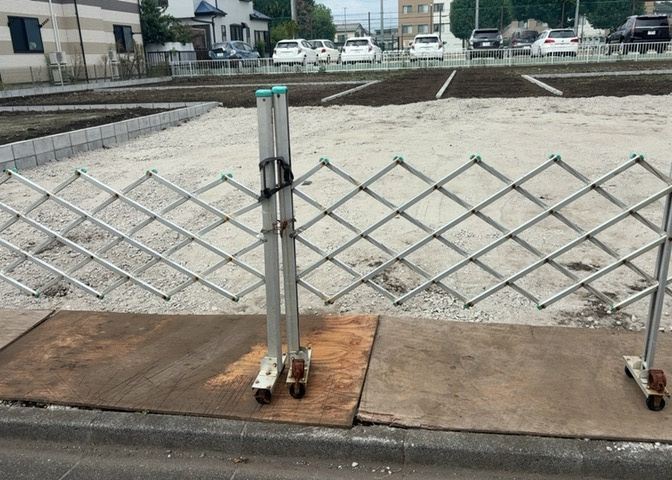 土地の前の道路に消火栓が設置されていることがあります。この場合、道路交通法第45条第1項により、駐車禁止の場所が指定されています。そのため、車庫などの駐車スペースをつくることができない場合があります。