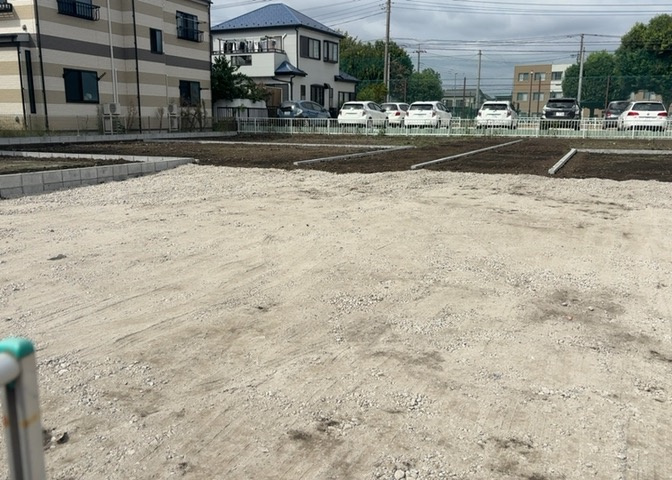 現地に行くなら、物件の周囲の地形がどうなっているかを見ることも大切です。周辺より低くなっている土地では、大雨などで水が集まりやすいため、地盤が弱くなっているということも考えられるため、注意が必要です。