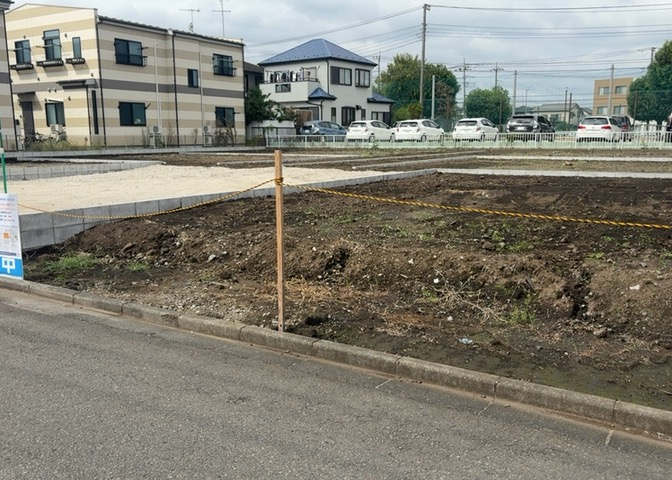 土地購入を検討されている場合、境界杭がない状態で購入してしまうと境界確定測量をする必要があり、費用がかかります。購入の前に、売主、隣土地所有者立ち合いのもと境界を確定し境界杭を設置するのがベストです。