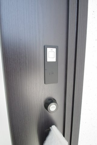 玄関扉はカードキー対応
