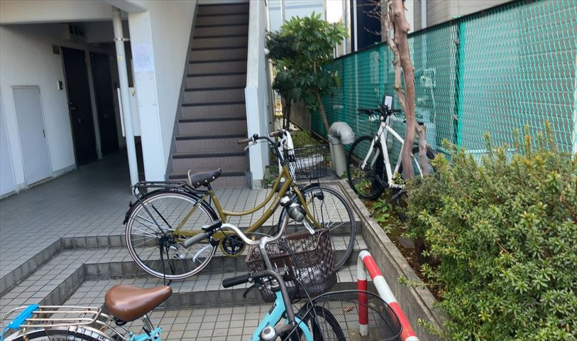 中庭（パティオ）とは、一つの建築物の内部に設けられた、壁などで囲われている庭のことを指します。コの字型、ロの字型が主流ですが、L字型の中庭もあります。最近では、インテリア性の高さからも人気があります。