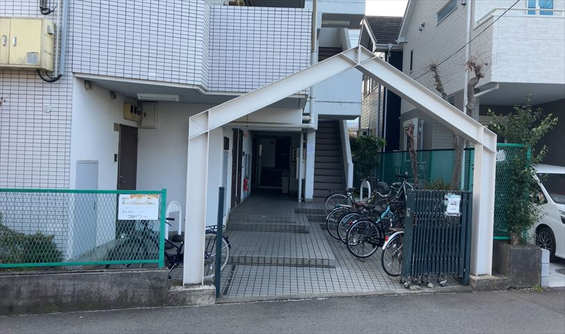 マンションのエントランスには、もともと風よけや防犯の役割がありますが、マンションによって宅配ボックスなどの設備が備わっている所もあります。日々の生活をイメージしながら生活しやすさをチェックしましょう。