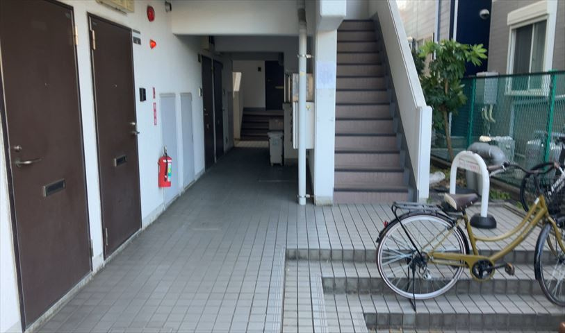 ラウンジは、マンションの共用スペースに椅子やテーブルなどを配置した利用者が寛げる空間です。屋内型ラウンジと屋外型ラウンジがあります。共用部分の管理状況と合わせて、詳細については現地でご確認ください。