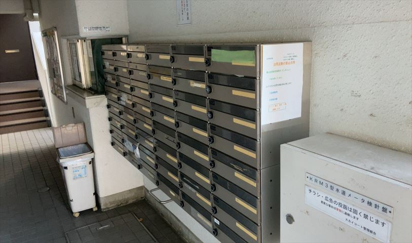 エントランス付近に設置されている集合ポストは、住んでいる部屋と離れているため、ポストをあさるなど誰かに何かされていても被害に気づきにくいです。入居する時には他人に特定されにくい番号で鍵をかけましょう！
