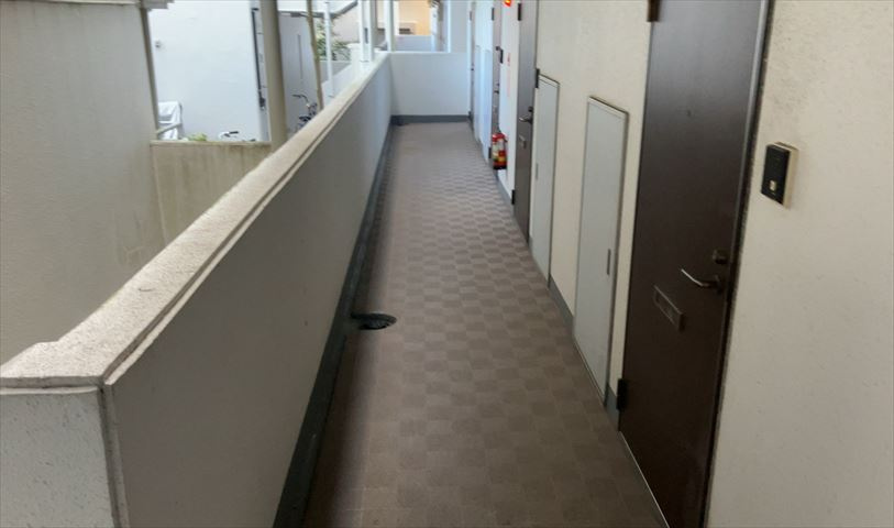 ロビーというと、エントランスと何がちがうの？と思いますよね。実はロビーとエントランスには明確な決まりはありません。物件によっては、エントランスを入って広がるある程度の広さのある空間がロビーとなります。