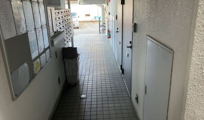 共用部分は、一棟の建物に住む区分所有者全員が共同で所有するとし、共用部分の管理、補修などは、区分所有者で形成される管理組合が行います。個人の判断で勝手に変更することはできませんので覚えておきましょう。