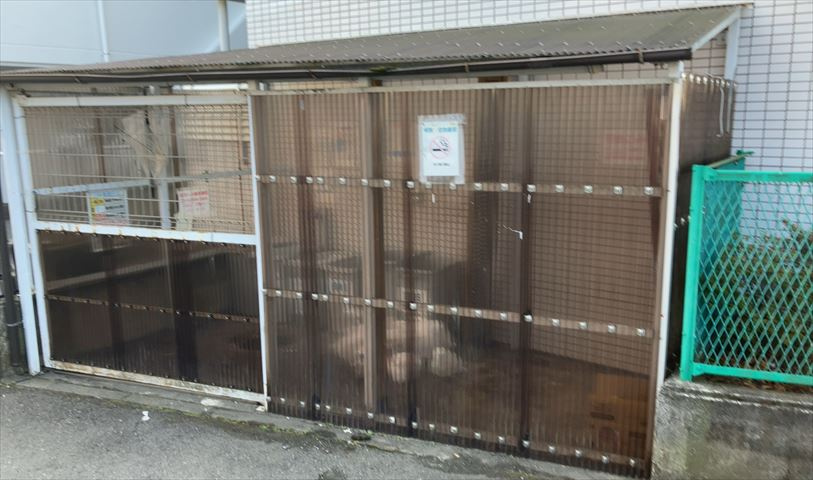 共有部分は、住民なら誰もが使える設備のこと。例えば駐車場やエレベーター、インターネット設備、セキュリティ設備などがあります。他にも、マンションの廊下・外部階段やエントランス・ゴミ置き場などがあります。