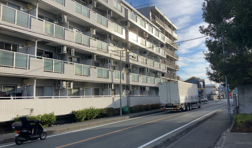 隣家の土地はどうなっているのか、生活利便施設が近くにあるのか、学校まで近いかなど、お客様のライフスタイルにあわせたイメージが重要です。また、近くにあると困る施設が近くにないかも確認するといいでしょう。