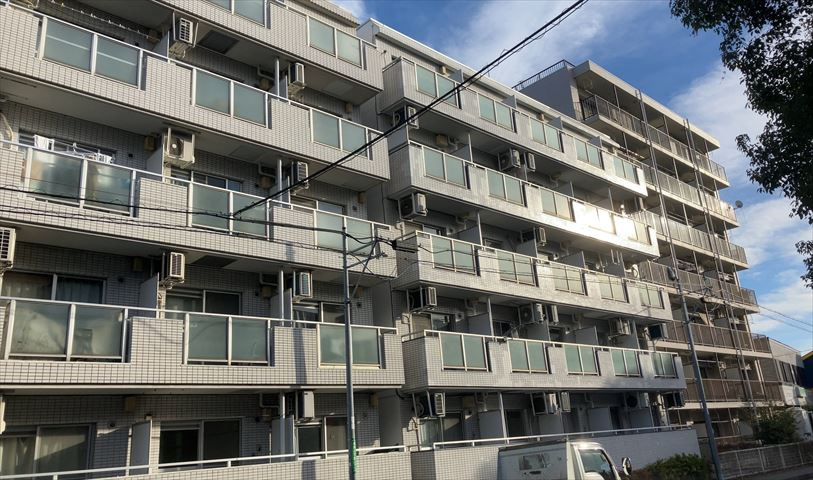 眺望の良さを楽しめるダイニングキッチンで家族団らんの時間を過ごしてはいかがでしょうか。バルコニーから見える景色を家族で眺める時間は、時間が経つのを忘れてしまいそうですね。是非、現地を見に行きましょう！