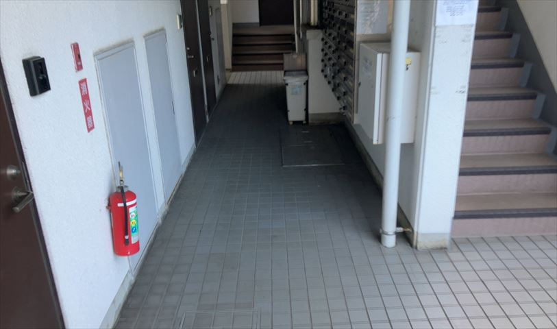 共用部分は、一棟の建物に住む区分所有者全員が共同で所有するとし、共用部分の管理、補修などは、区分所有者で形成される管理組合が行います。個人の判断で勝手に変更することはできませんので覚えておきましょう。
