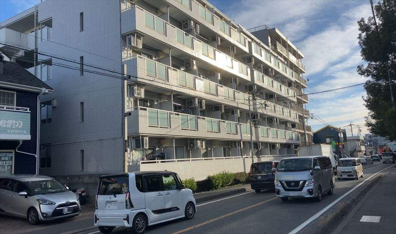 外観はマンション管理がされているかの目安になります。築年数が古いと、壁面は劣化してひび割れが生じることも！建物が古びていても細かいところが修繕されていると、きちんと管理されているなぁと感じるでしょう。