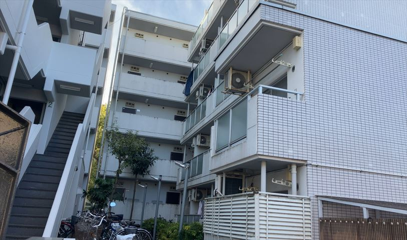 一般的なバルコニーは、奥行1.5ｍ程ですが、ワイルドバルコニーは2ｍまで広がっています。そのため洗濯物の間隔をあけ干すことができ、乾きやすいというメリットや、ガーデニングが楽しめる等の特徴があります。