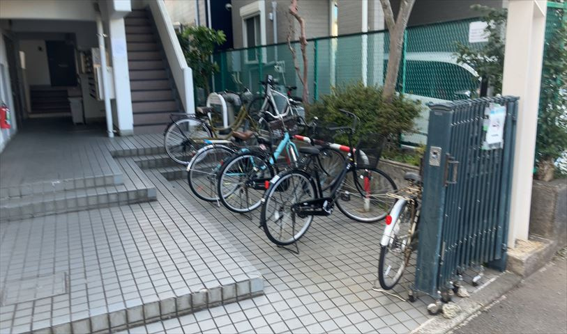 車一台あたりに必要なスペースは、標準サイズの普通自動車で横幅2m50cm、長さ5mは必要になります。ただし、乗降のことも考慮して横幅3m30cm、長さ5m50cmほどは確保できるところを選びましょう。