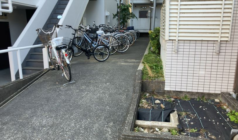 駐車場と明記されていても、最小スペースでつくられた駐車場だと大型車は駐車できなかったり、出入りしにくくなったりする可能性があります。お車のサイズと購入したい物件の駐車場のサイズを現地で確認しましょう。