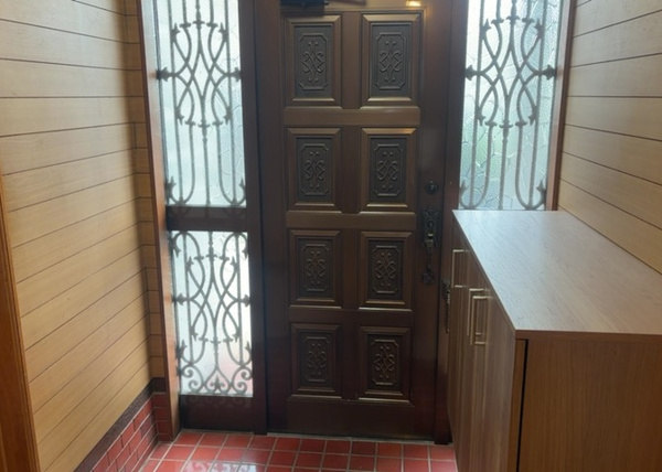 【相模原市中央区上溝の中古戸建ての玄関】