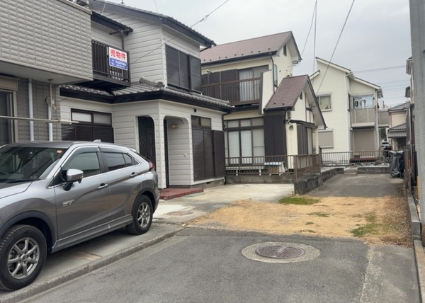【相模原市中央区上溝の中古戸建ての前面道路含む現地写真】