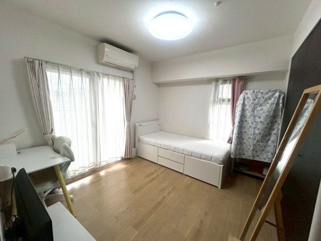 明るく使い勝手の良い洋室です。