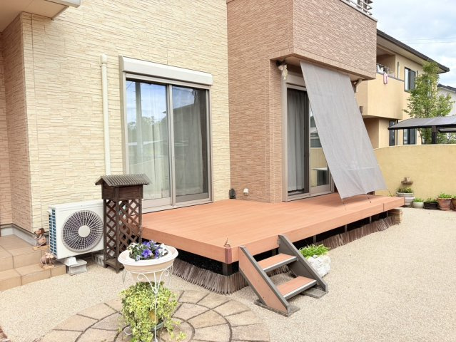 ウッドデッキは、室内と屋外をゆるやかにつなぐ開放的なスペースです。天気の良い日には椅子やテーブルを置いてティータイムを楽しんだり、お子様の遊び場として活用したりと、暮らしの楽しみが広がります。
