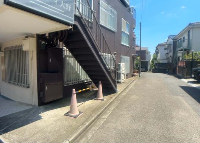 中庭（パティオ）とは、一つの建築物の内部に設けられた、壁などで囲われている庭のことを指します。コの字型、ロの字型が主流ですが、L字型の中庭もあります。最近では、インテリア性の高さからも人気があります。