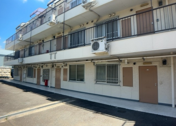 ラウンジは、マンションの共用スペースに椅子やテーブルなどを配置した利用者が寛げる空間です。屋内型ラウンジと屋外型ラウンジがあります。共用部分の管理状況と合わせて、詳細については現地でご確認ください。
