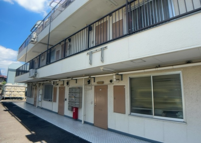 受付はマンションコンシェルジュがいる場合もあれば、管理人が滞在する小部屋を総称して呼ぶことがあります。主にエントランスに設置されていることから、防犯面でも期待ができます。防犯設備がない場合はより安心！