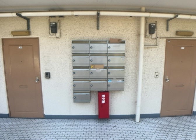エントランス付近に設置されている集合ポストは、住んでいる部屋と離れているため、ポストをあさるなど誰かに何かされていても被害に気づきにくいです。入居する時には他人に特定されにくい番号で鍵をかけましょう！