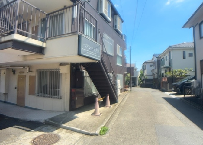 室内の防犯設備もチェックしましょう！モニター付きインターホンが設置されているか、防犯シャッターが設備されているか、ベランダに人が上がってきにくい高さかなどチェックしておくと入居後も安心できるでしょう。