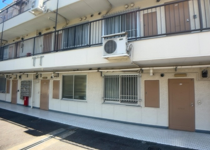 共用部分は、一棟の建物に住む区分所有者全員が共同で所有するとし、共用部分の管理、補修などは、区分所有者で形成される管理組合が行います。個人の判断で勝手に変更することはできませんので覚えておきましょう。