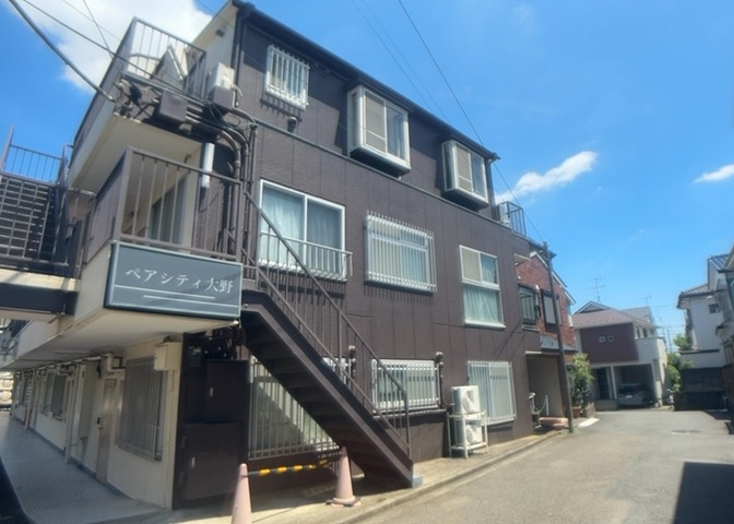 道幅が広い場所は日当たりや風通が良好です。幅が広いのですれ違いも可能ですし大きな車でも駐車可能！一方で、大型車が通ることも多くなるため交通量の増加により騒音に繋がります。また土地の値段が高くなります。