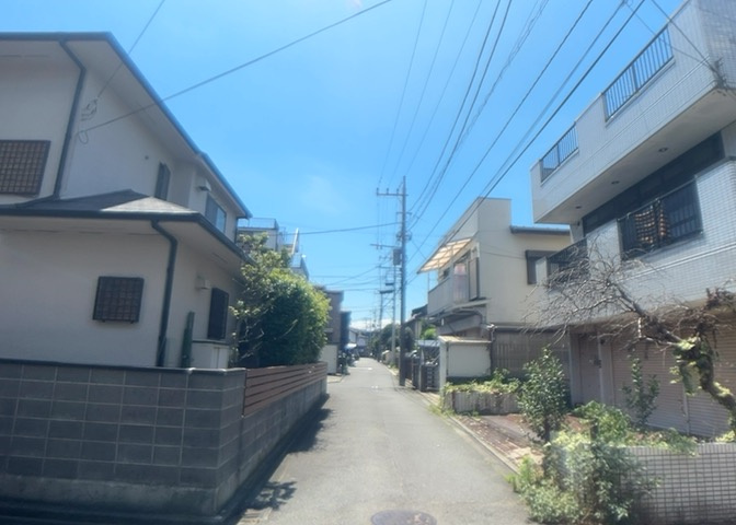 眺望を気にして物件を探す場合、前面に建物が建っていないか現地で確認しましょう！前面に建物があると景色はもちろん、日当たりや風通しにも影響が出てきます。住んだ時のことを想像しながら現地見学をしましょう。