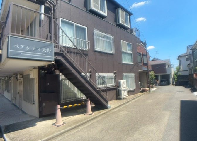 玄関は家の顔でもあり、家族以外の目にも止まる場所です。玄関は外との間を仕切る扉、靴などをしまっておく収納スペース、靴脱ぎのたたきスペース、来客とのやり取りをするドアホンなど複数のアイテムからなります。