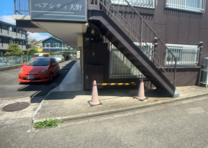 共有部分は、住民なら誰もが使える設備のこと。例えば駐車場やエレベーター、インターネット設備、セキュリティ設備などがあります。他にも、マンションの廊下・外部階段やエントランス・ゴミ置き場などがあります。