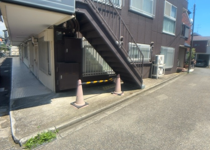 共用部分は、一棟の建物に住む区分所有者全員が共同で所有するとし、共用部分の管理、補修などは、区分所有者で形成される管理組合が行います。個人の判断で勝手に変更することはできませんので覚えておきましょう。