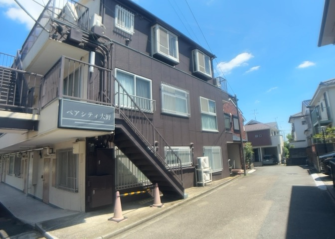外観はマンション管理がされているかの目安になります。築年数が古いと、壁面は劣化してひび割れが生じることも！建物が古びていても細かいところが修繕されていると、きちんと管理されているなぁと感じるでしょう。