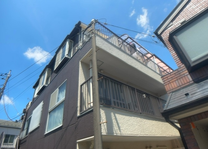 一般的なバルコニーは、奥行1.5ｍ程ですが、ワイルドバルコニーは2ｍまで広がっています。そのため洗濯物の間隔をあけ干すことができ、乾きやすいというメリットや、ガーデニングが楽しめる等の特徴があります。