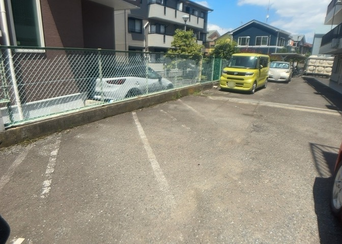 駐車場と明記されていても、最小スペースでつくられた駐車場だと大型車は駐車できなかったり、出入りしにくくなったりする可能性があります。お車のサイズと購入したい物件の駐車場のサイズを現地で確認しましょう。