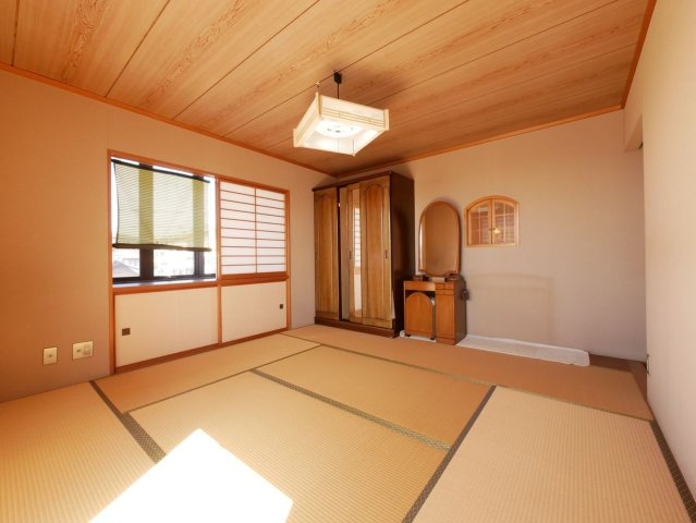 2階和室約9帖　納戸付きのお部屋です。