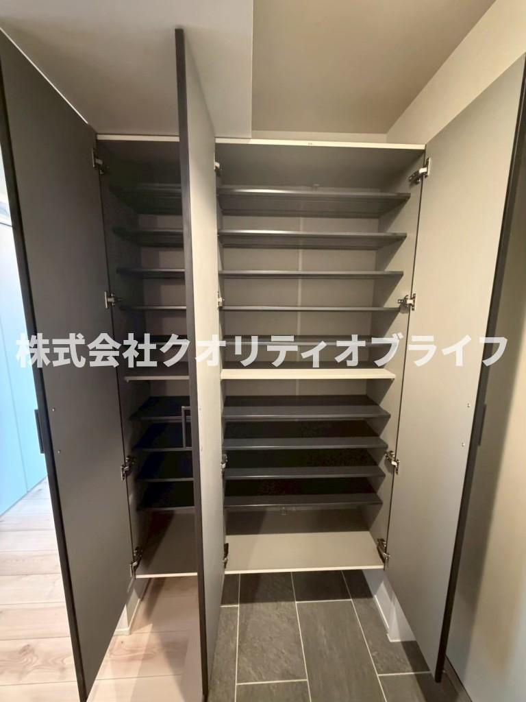 家族全員の靴や傘をスッキリと収納できる大容量のシューズボックスを完備。散らかりがちな玄関まわりを常に美しい状態にキープでき、毎日の出がけや帰宅時もストレスフリーに過ごせます。
