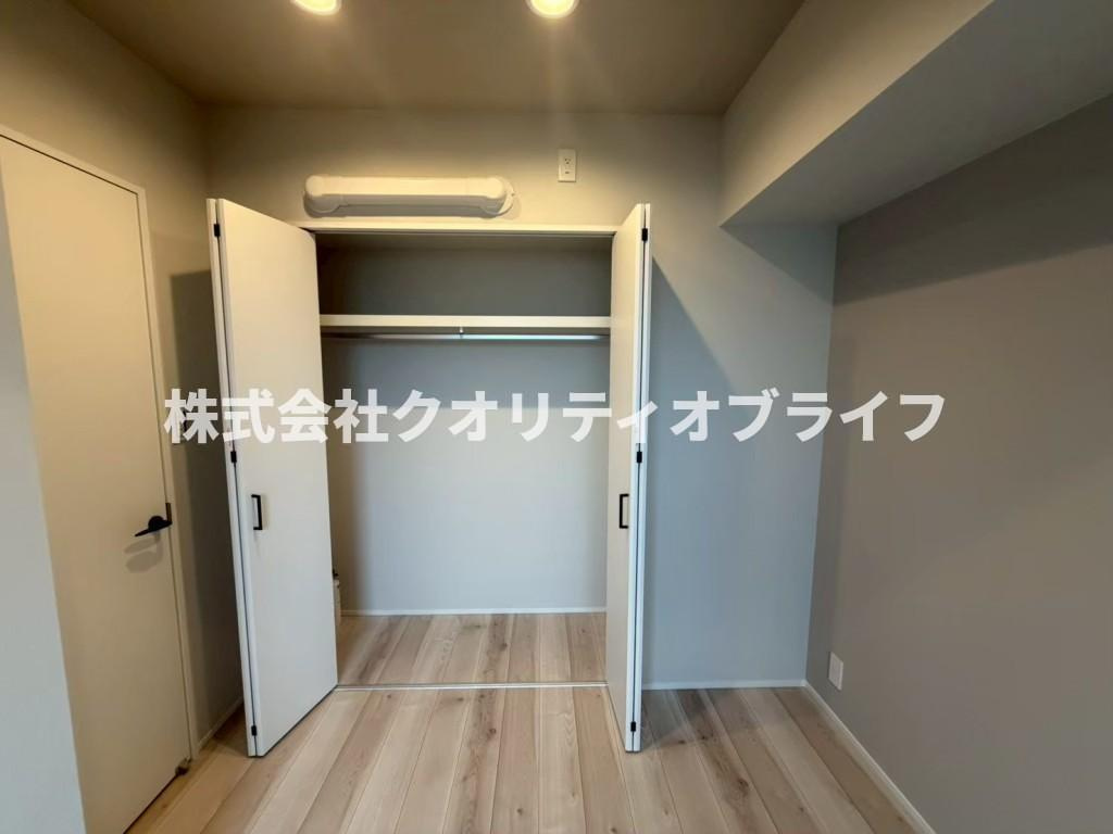 洋室5.4帖にも収納スペースございます
